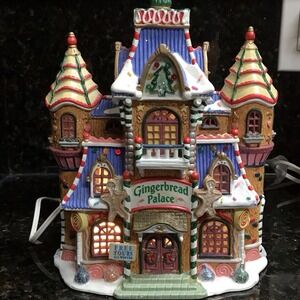 Lemax Sugar N Spice Christmas Village Illuminated Gingerbread Palace Decor